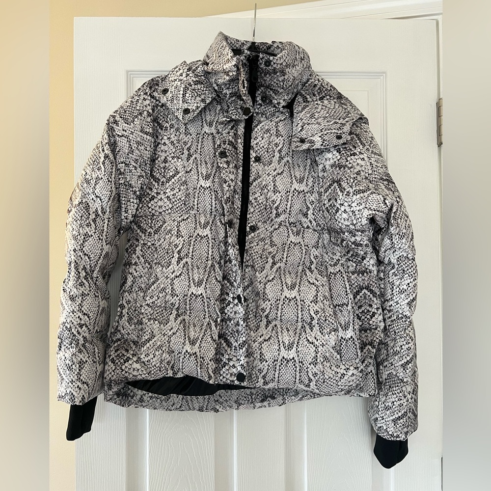 NWT Varley puffer jacket. Size Medium